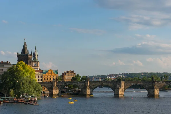 Карлов мост и башня Старого моста в Праге, Чехия — стоковое фото
