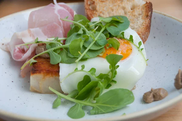 Café da manhã de ovo com gema de ovo escorregadia em torrada de massa de fonte com bacon , — Fotografia de Stock