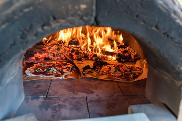 Açık alev üzerinde pizza fırında İtalyan pizza pişirme — Stok fotoğraf