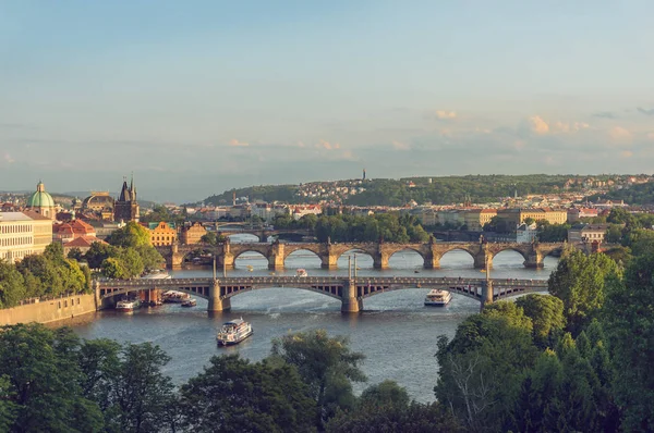 Vista panorâmica do rio Vltava com ponte Charles e histórico — Fotografia de Stock