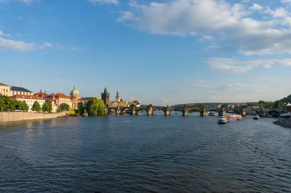 Живописный вид на Карлов мост и реку Влтаву — стоковое фото