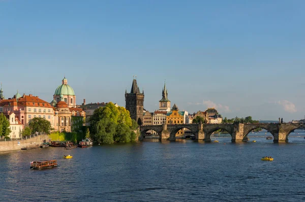 Карлов мост и башня Старого моста в Праге, Чехия — стоковое фото