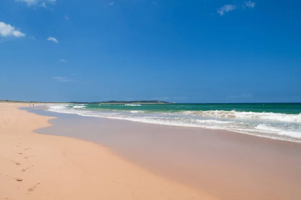 Paisagem pitoresca de verão de praia vazia em dia claro — Fotografia de Stock