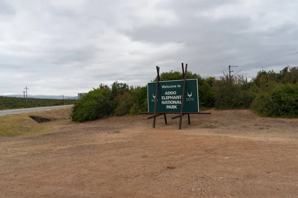 Señal de bienvenida en la entrada del campamento de descanso principal en el elefante de Addo — Foto de Stock