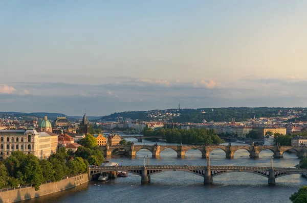 Luftaufnahme der Altstadt und der Karlsbrücke über die Moldau — Stockfoto