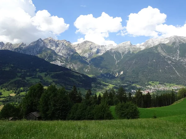 Güneşli bir günde güzel Alps
