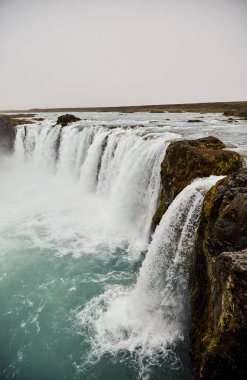 Yaz aylarında Godafoss şelale. İzlanda