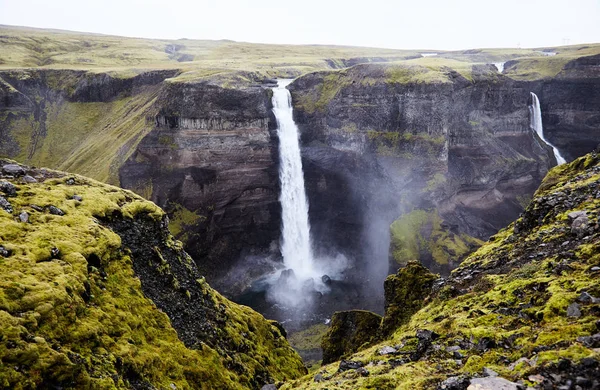 Berömda vattenfallet Haifoss i Island — Stockfoto