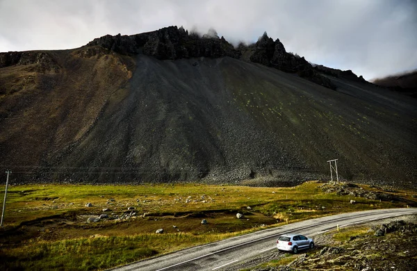 Roche dans le brouillard. Été en Islande . — Photo