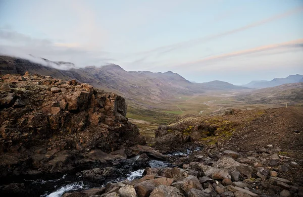 De vallei van de rivier in IJsland. De mening van de berg. Het noorden van IJsland — Stockfoto