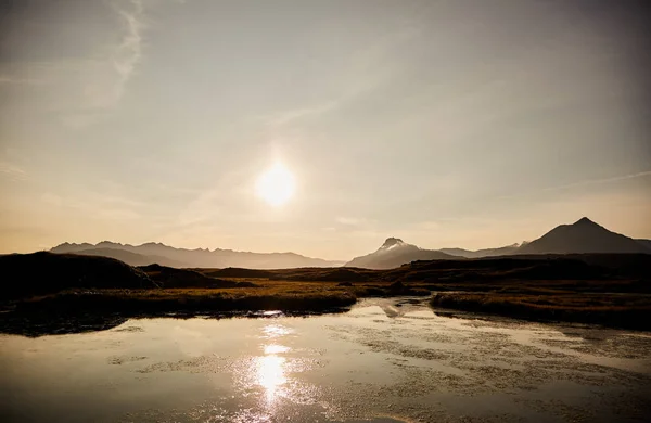 Puesta de sol en Islandia. Las siluetas de las montañas . —  Fotos de Stock