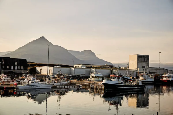 Lago con barcos en Islandia. Fiordo con barcos . —  Fotos de Stock