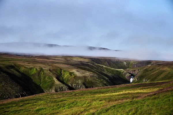 İzlanda manzara. İzlanda'daki dağlarda küçük şelale. — Stok fotoğraf