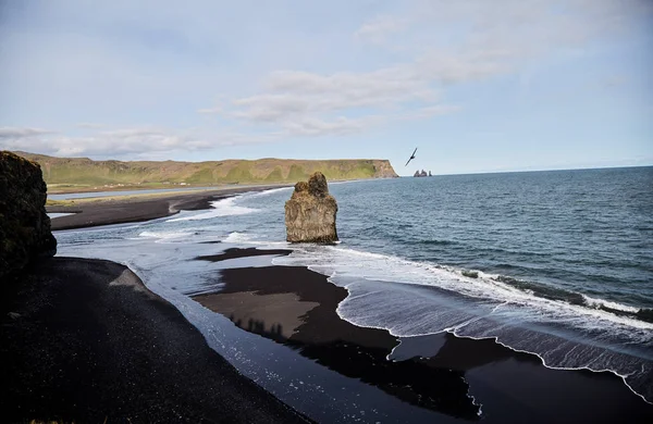 Siyah kumlu plajı ile mavi deniz doğal görünümü