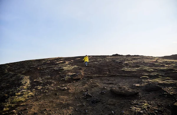 La chica de amarillo — Foto de Stock