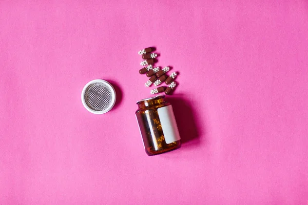 Piller med flaska på pink — Stockfoto