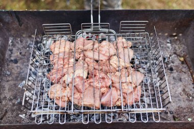 Barbekü ızgarasında pişirilmiş domuz eti..