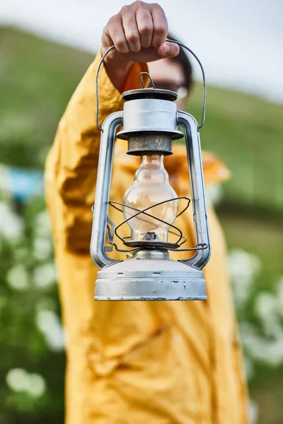 Lâmpada de querosene na mão — Fotografia de Stock