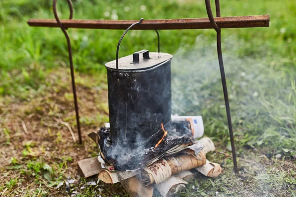 森の中に鍋を移動 — ストック写真