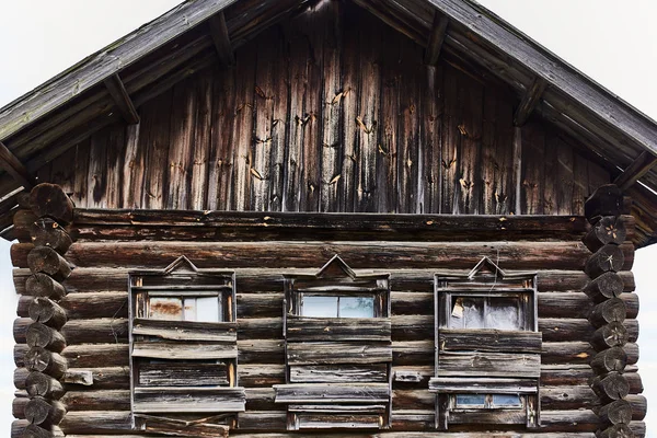 Παλιό ξύλινο σπίτι με επιβιβάστηκαν-up — Φωτογραφία Αρχείου