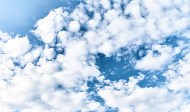 Beyaz bulutlu mavi gökyüzü.