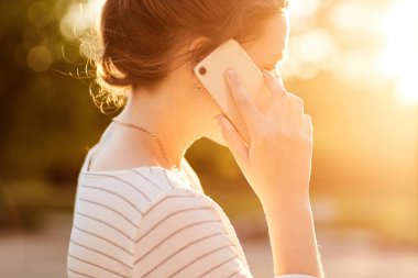 Genç kız parkta yaz gün batımında Evet