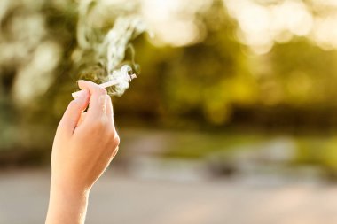 Sigara İçilmeyen gün batımında tutan kız