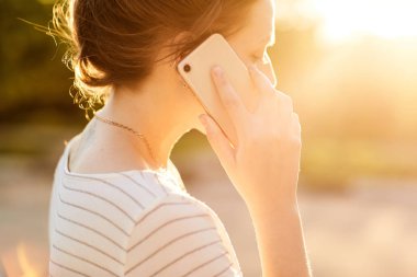 Genç kız parkta yaz gün batımında Evet