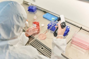 Doktor laboratuvarda. Bilim adamı araştırma yürütmektedir.