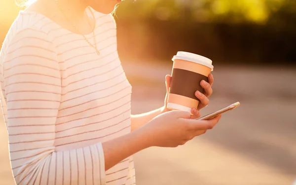 La fille regarde à travers les réseaux sociaux sur votre téléphone — Photo