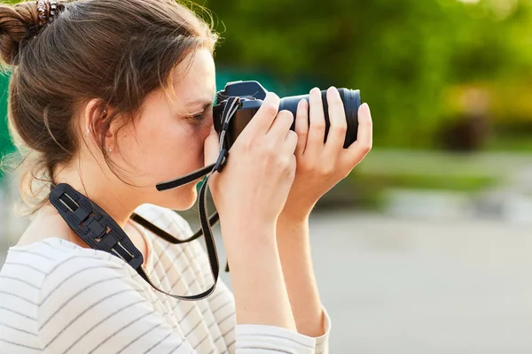 少女夕暮れ夏の公園でカメラで写真を撮る — ストック写真