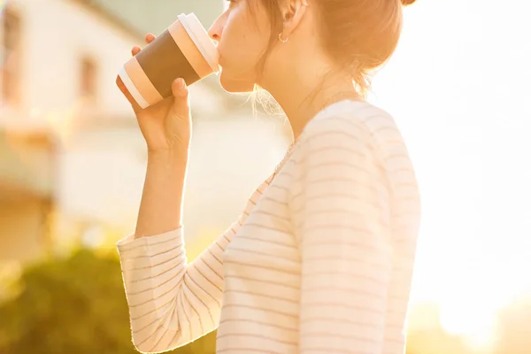 해질녘 컵에서 커피를 마시는 — 스톡 사진
