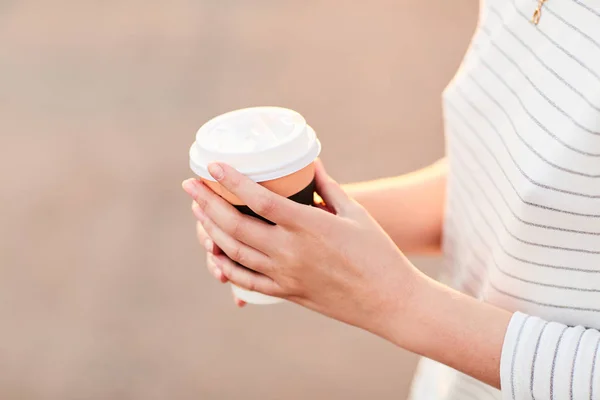 Jeune fille tenant un papier tasse de café chaud — Photo