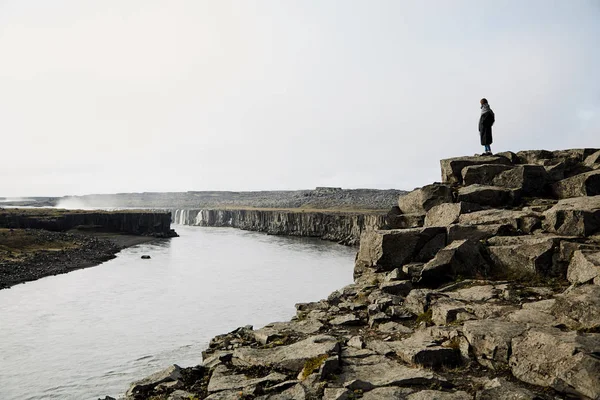 Jong meisje te kijken naar het landschap. Ze bewondert de natuur van IJsland. — Stockfoto