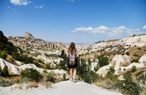 Jovencita mirando el paisaje. Admira la naturaleza de Capadocia . — Foto de Stock