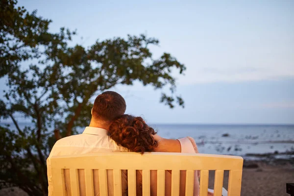 젊은 커플 앉아서 바다를 보고. — 스톡 사진