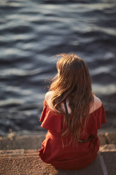 Mädchen am Ufer des Flusses. Newa. ein Mädchen zurück. — Stockfoto