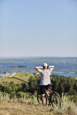 Bisikletçi. Genç bir adam bir bisiklet üzerinde. Dinlenme ve sahne hayran
