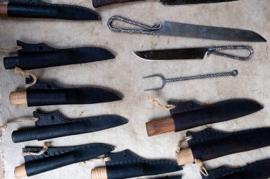 Kın birçok bıçaklar. Masanın üstüne yalan. Eski silahlar Sergisi.
