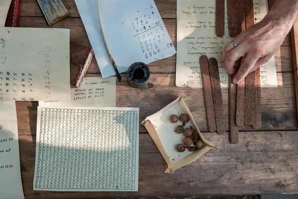 Středověká psaní. Nástroje pro staré psaní. Řasenka a peří — Stock fotografie
