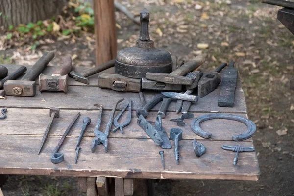 Комплект старинных инструментов для ковки металла . — стоковое фото