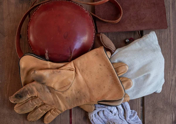 Vintage eldivenler ve el çantası masada — Stok fotoğraf