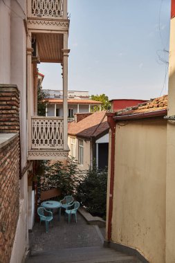 Eski şehrin sokaklarında. Eski Tbilisi. Gürcistan. Yaz 2018
