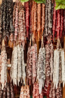 Beyaz tatlılar cevizli sucuk. Cevizli sucuk satışı. Tbilisi içinde belgili tanımlık çarşı. 