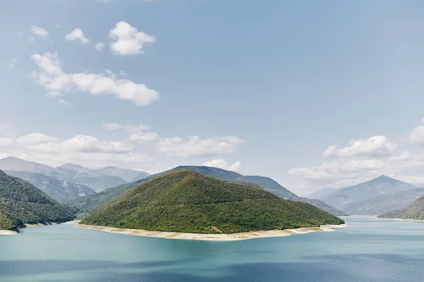 Пейзаж Жинвальского водохранилища пейзаж озера с горами. Главный Кавказский хребет . — стоковое фото