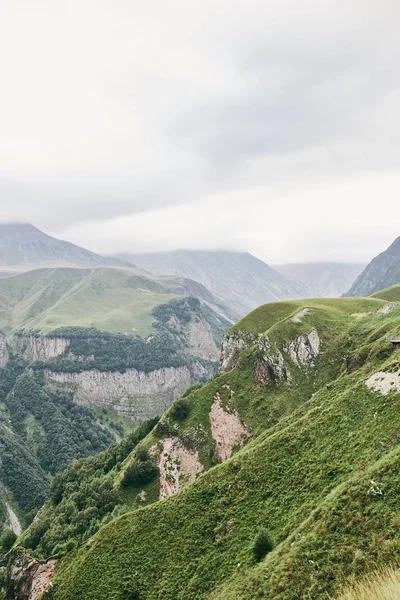 Montagna caucasica in estate. Cross Pass in Georgia. Distretto di Gudauri. Fonte del fiume Aragvi . — Foto Stock