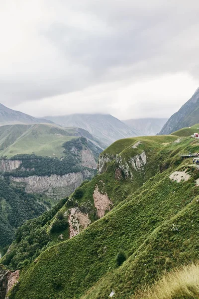 Montagna caucasica in estate. Cross Pass in Georgia. Distretto di Gudauri. Fonte del fiume Aragvi . — Foto Stock