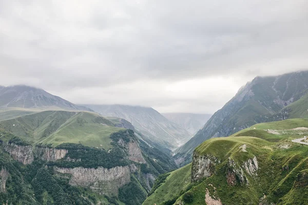 Montaña Caucásica en verano. Paso cruzado en Georgia. Distrito de Gudauri. Fuente del río Aragvi . —  Fotos de Stock