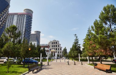 Batum Boulevard güneşli bir günde. Palmiye ağaçları yol boyunca. Batum. Gürcistan. 