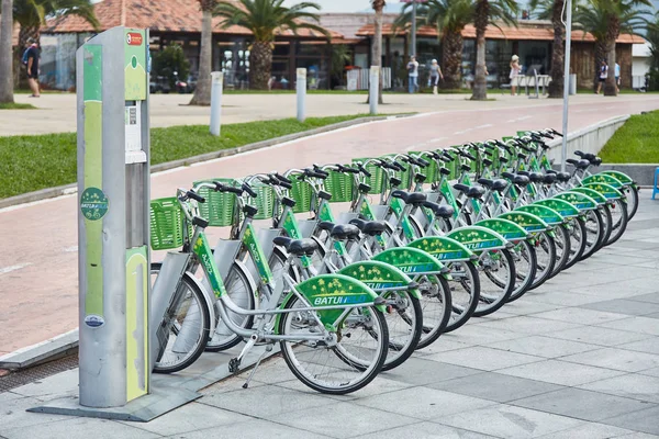 Alquiler de bicicletas en la playa de Batumi. Alquiler de bicicletas Georgia . — Foto de Stock